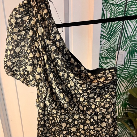 NWOT ASTR the Label Santorini Floral One
Shoulder Midi Ruffle Dress - Picture 10 of 15